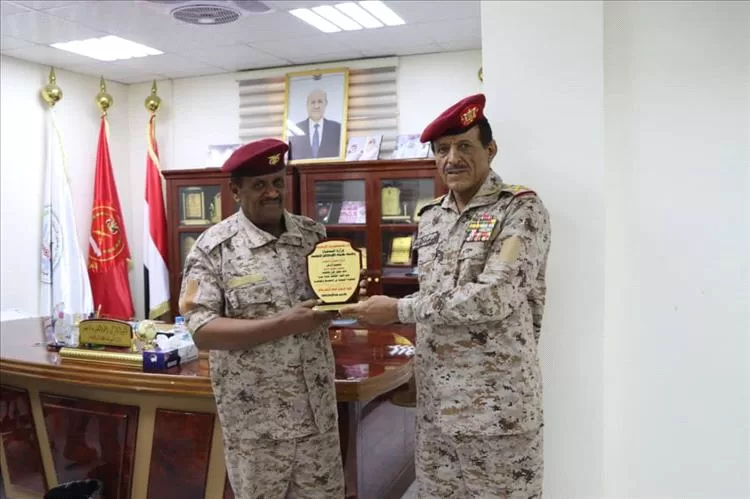 نائب رئيس هيئة الأركان العامة يكرم قائد محور خرز تقديرًا لجهوده في قيادة العمليات العسكرية