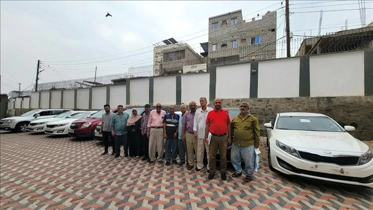 الصناعة والتجارة بعدن تسلم ١٠ سيارات لمكاتبها بالمديريات لتكثيف الرقابة على الأسواق