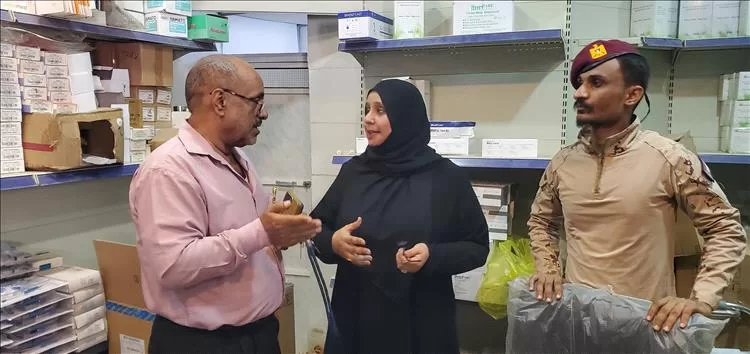 وكيلة نيابة الصناعة بعدن تواصل ضبط سوق الأدوية وتغلق وكالات وشركات مخالفة في المنصورة