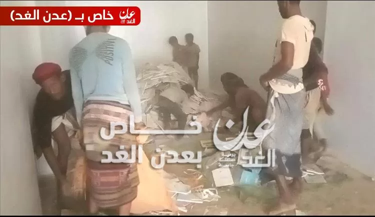 صندوق النظافة بأحور يتكفل بنقل الكتب المدرسية من مجمع الزهراء إلى مدرسة الصديق