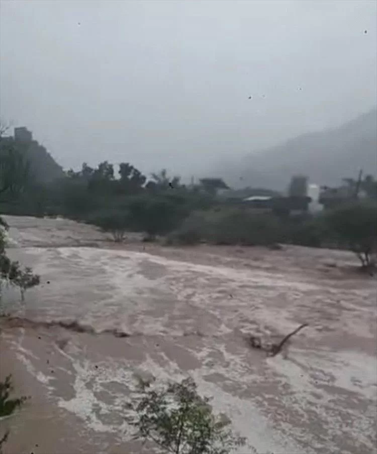 أمطار وسيول جارفة تلحق أضراراً واسعة بالأراضي الزراعية في وادي شعب بمديرية طورالباحة
