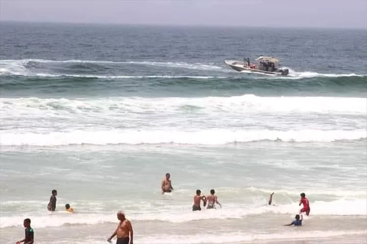 خفر السواحل ينقذ مسنًّا من الغرق بعد انقلاب قارب تقليدي قبالة ميناء المكلا