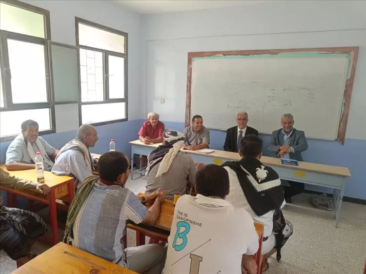 اجتماع تربوي موسع يناقش استعدادات العام الدراسي الجديد في مدارس الوسطي بيافع رصُد