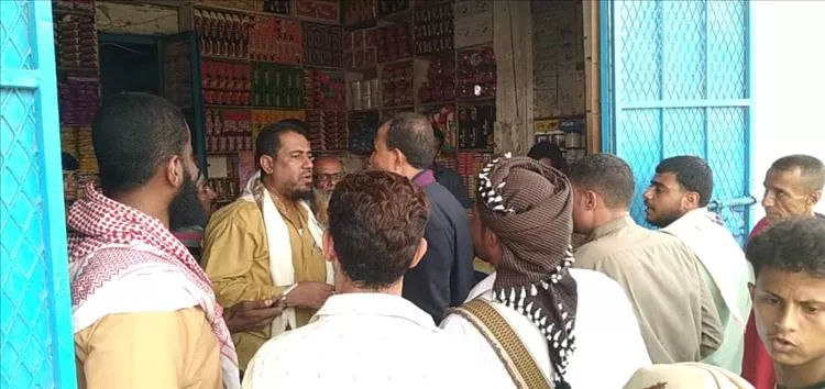 مأمور مديرية خنفر برفقة المعلم يقومان بالنزول الميداني إلى محلات الصرافة والمحال التجارية بجعار