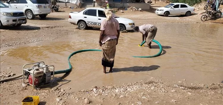 مكتب الأشغال العامة و الطرق بمديرية القطن يقوم شفط مياه الأمطار من الشوارع العامة