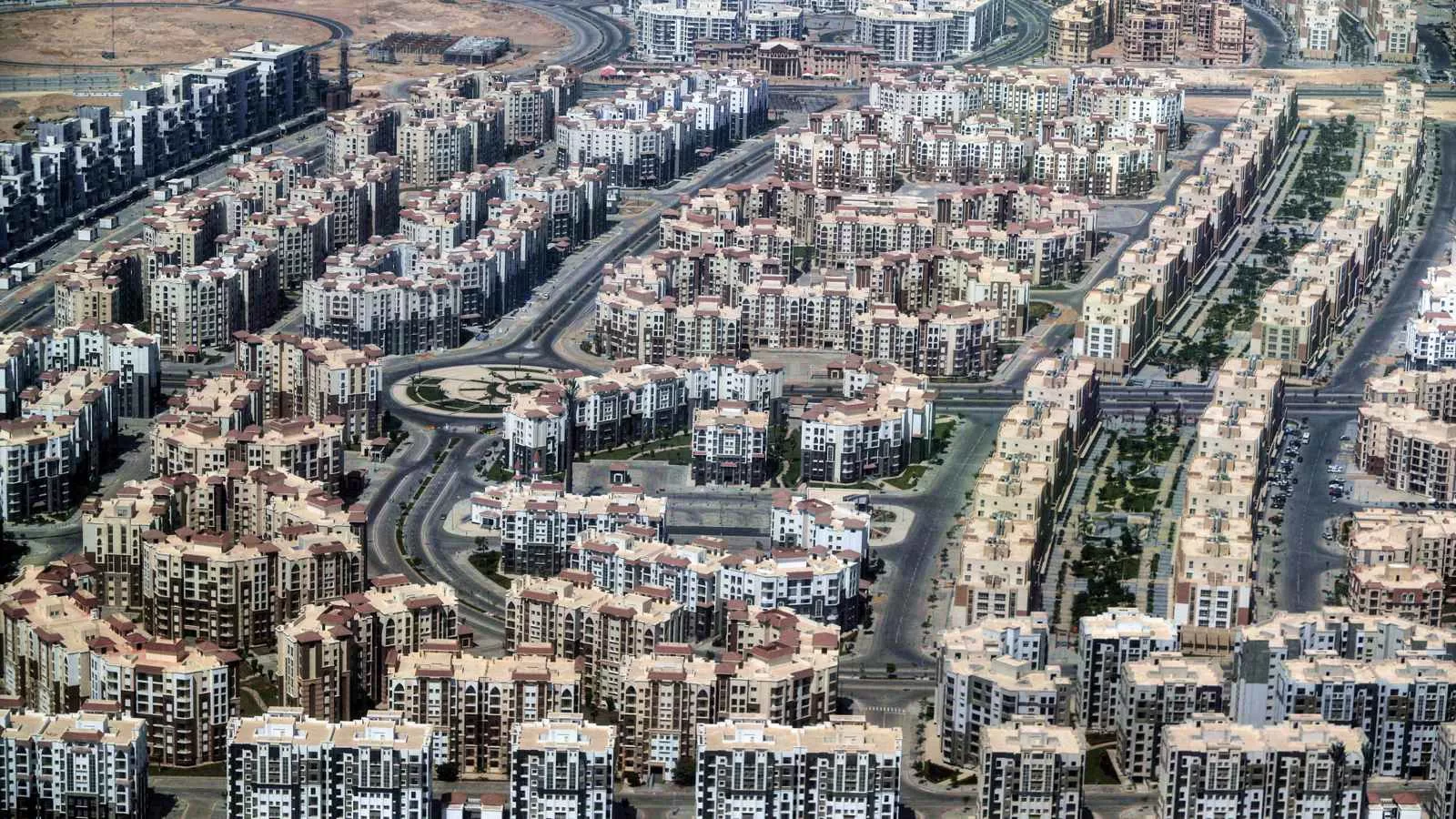 المصريون بين اكتناز الذهب وملكية العقار.. مقارنة عبر 3 عقود | إرم بزنس