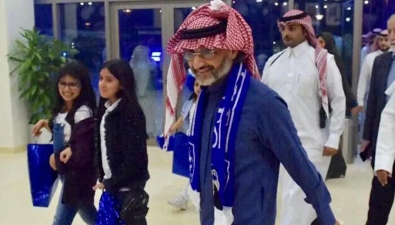 تغريدة تزلزل منصة "إكس".. رد مثير من الوليد بن طلال حول "شراء الهلال"