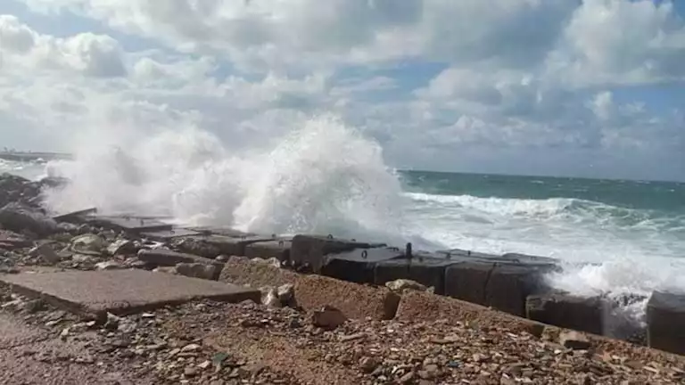 الطقس اليوم.. انخفاض الحرارة وفرص سقوط أمطار واضطراب الملاحة