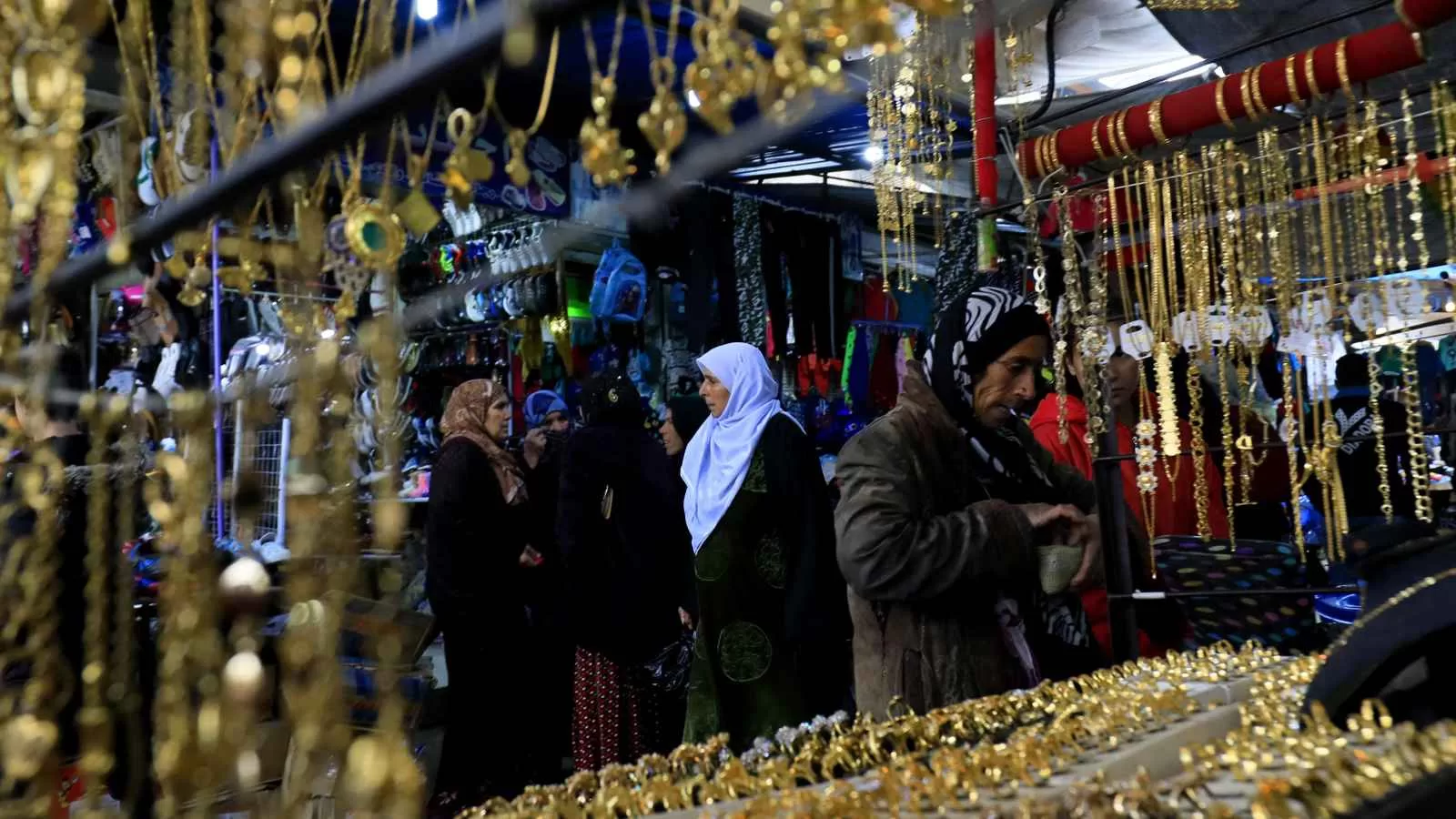 رغم انخفاض الليرة.. أسعار الذهب في سوريا تهبط 1% بضغط عالمي | إرم بزنس