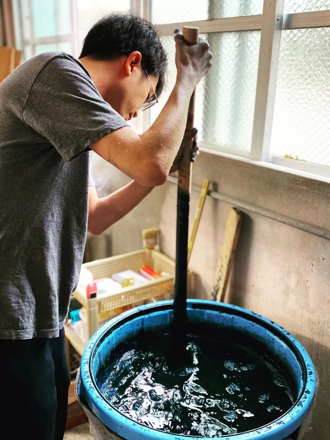 قد تحتوي الصورة على شخص بالغ وإكسسوارات ونظارات وأنبوب تدخين واستحمام