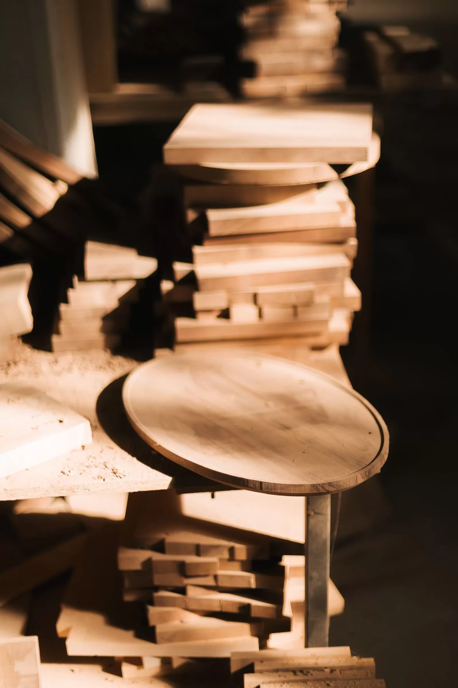 الصورة قد تحتوي على الخشب والأثاث وطاولة.