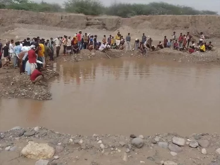 حفرة مياه أمطار تبتلع شابين في مديرية باجل و فرق الإنقاذ تحاول إنتشالهما