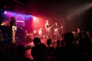 10 أماكن موسيقية أيقونية في مانشستر لاسترجاع ذكريات التسعينات