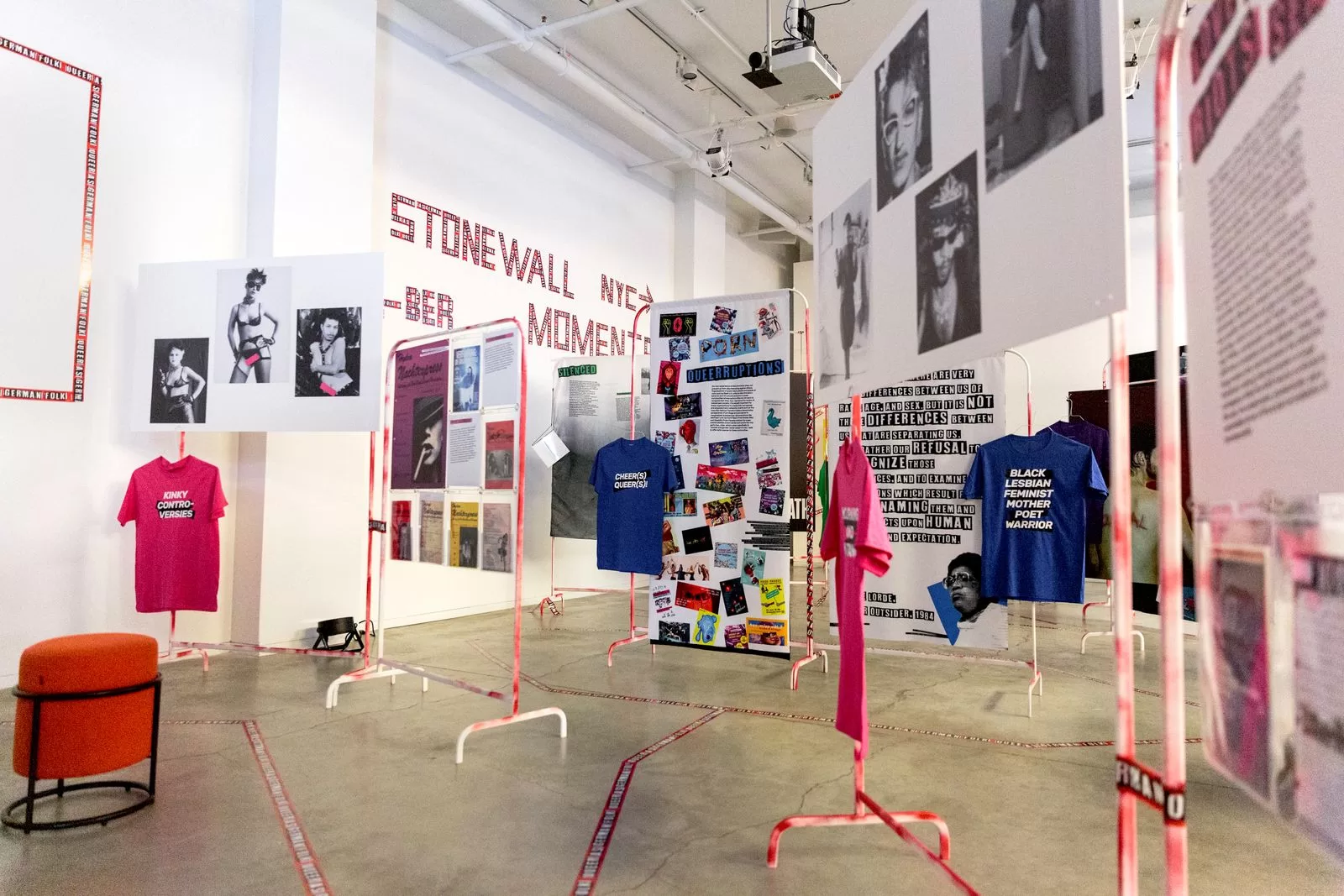 معرض يحتوي على تركيب لمجموعة متنوعة من الصور والنشرات المتعلقة بثورة ستون وايل في نيويورك...