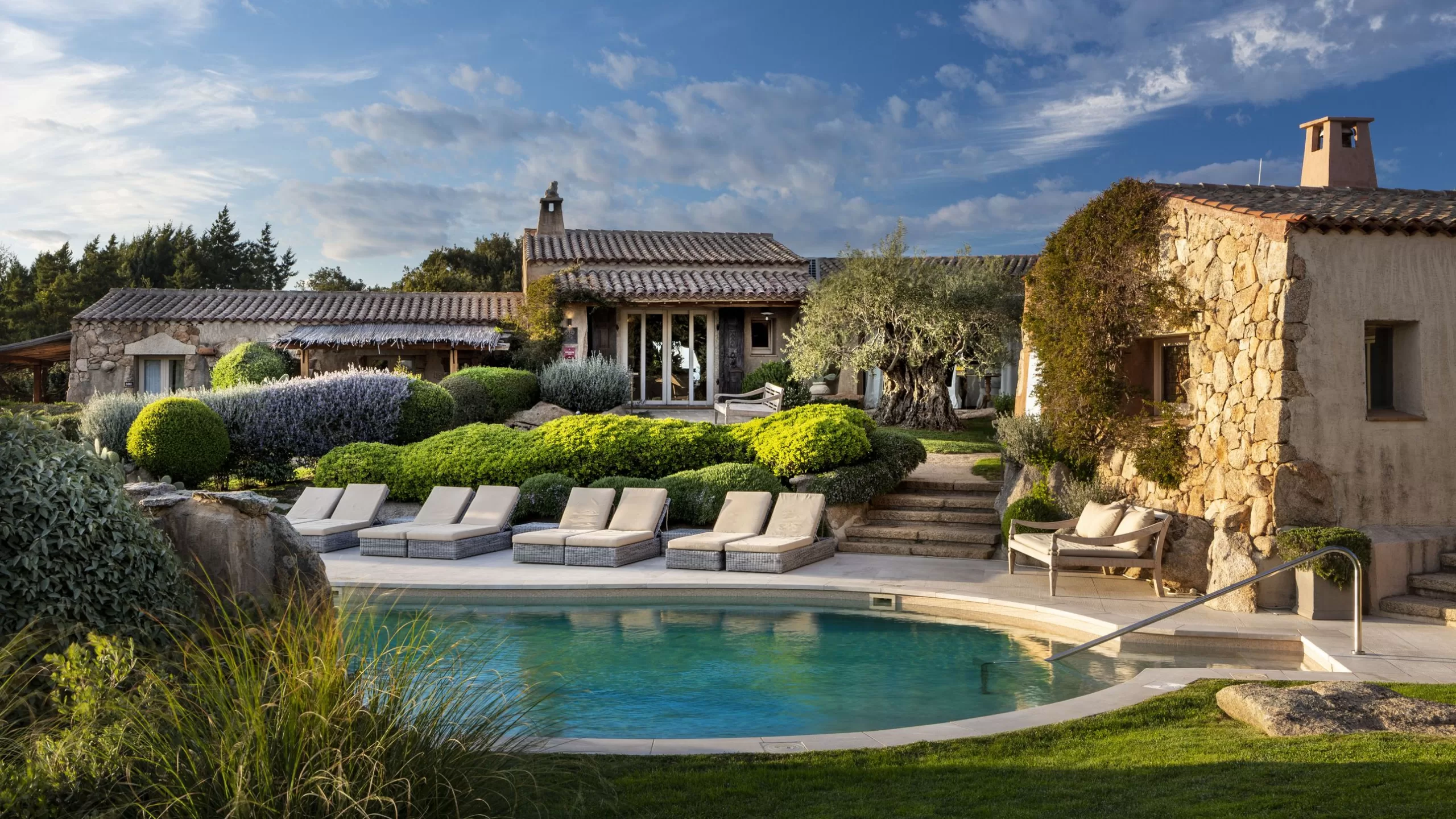 15 من أفضل الفنادق في سردينيا لتجربة طعم لا دولشي scaled