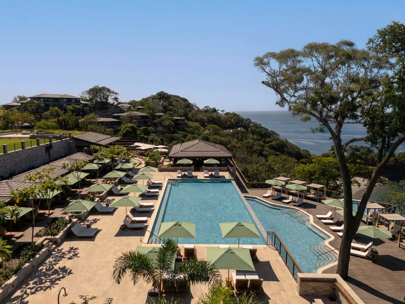 قد تحتوي الصورة على بركة مياه وحمام سباحة وخارجية ومنظر جوي وكراسي وأثاث