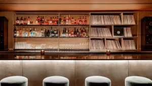 أفضل 17 بارًا في فانكوفر، من بار تكي إلى النوادي الليلية