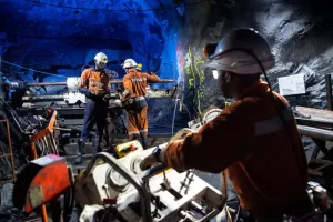 أنجلوغولد تحقق أرباحًا بعد ارتفاع بنسبة 151٪ في الربع الثاني