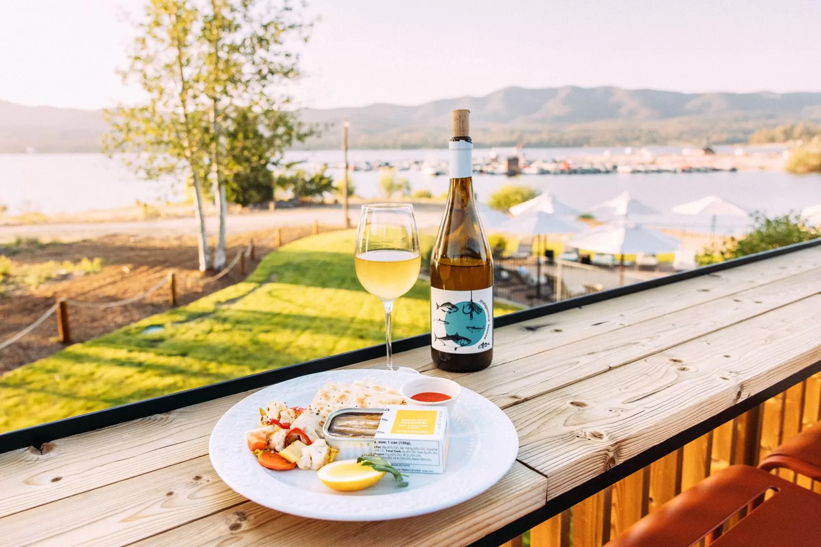 سمك معلب مع البسكويت وبتلات صلصة جاردينيرا المنزلية ودواء فريسنو مع كأس من نبيذ البرتقال