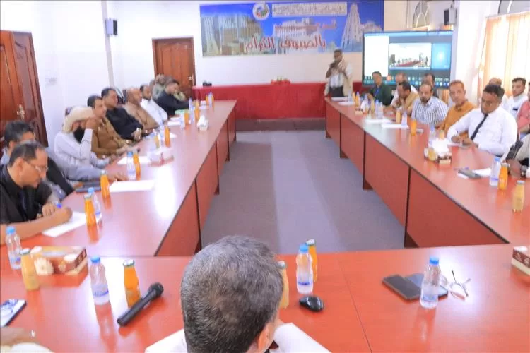 بحضور الوكيل العامري اجتماع لمناقشة وضع آلية لبيع العملة الأجنبية للتجار حسب سعر البنك المركزي يعقد بسيئون