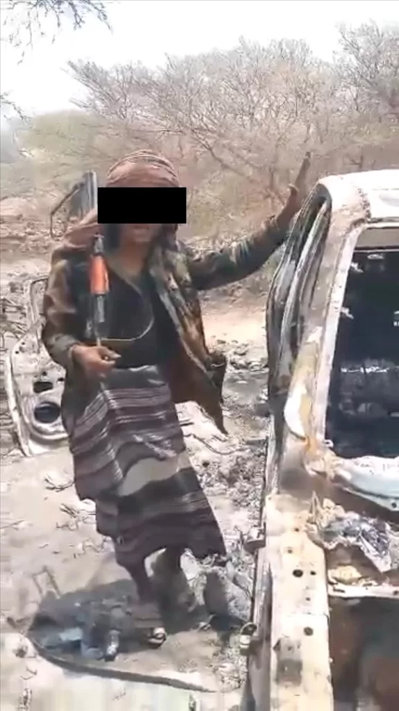 إدارة أمن أبين تتسلم مطلوبًا أمنيًا في قضية إحراق سيارة مشروع سد حسان