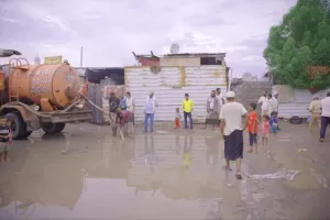 اخبار المناطق – الفريق الإنساني يقوم بتقديم استجابة عاجلة لإغاثة المتضررين من الفيضانات في الخوخة.