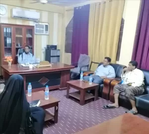 اخبار المناطق – المدير السنة لخنفر اليوسفي يجتمع بفريق منظمة إدرا لمناقشة مشروع الرعاية الطبية والتغذية