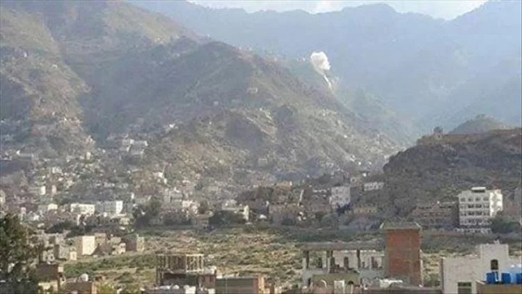 تعز.. إصابة شاب وطفل برصاص قناص حوثي