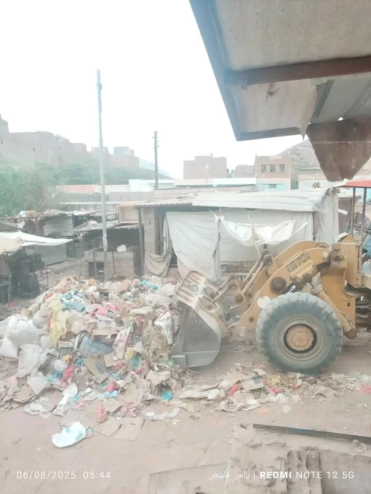 حراك الكرامة السلمي يستجيب لنداءات أهالي هدى ويرفع المخلفات من السوق الشعبي