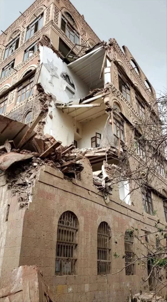 انهيار منزلين في صنعاء القديمة نتيجة الأمطار