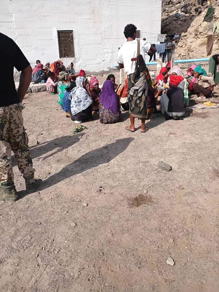 خفر السواحل يلقي القبض على قارب محمل بمهاجرين غير شرعين بالقرب من باب المندب