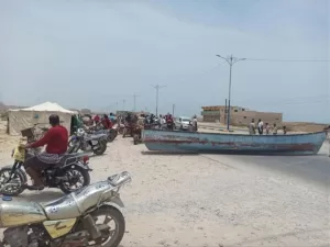 اخبار المناطق – للمرة الثانية، متظاهرون يغلقون شارعًا رئيسيًا في حضرموت احتجاجًا على تراجع مستوى الخدمات