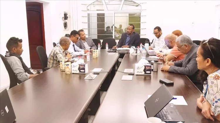 محافظ أبين يلتقي نائب مدير مكتب الغذاء العالمي واللقاء يناقش سبل تعزيز برنامج الغذاء في المحافظة