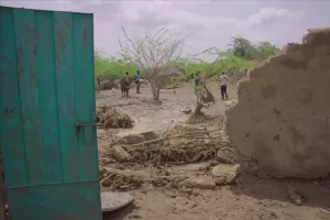 اخبار المناطق – محافظ الحديدة وفريق العمل الإنساني يزوران المناطق المتأثرة بالسيول