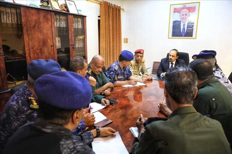محافظ حضرموت يدعو أبناء المحافظة للحفاظ على الأمن ووحدة الصف في اجتماع موسع مع القيادات الأمنية والعسكرية