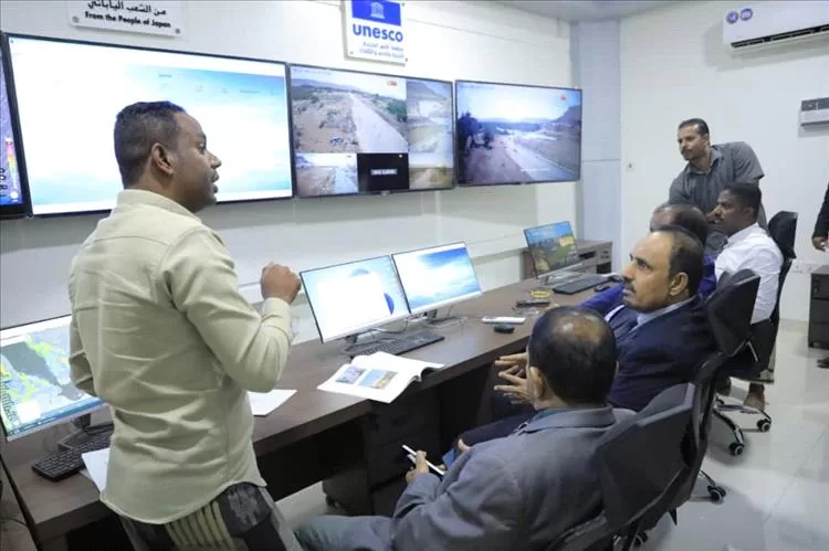 محافظ حضرموت يطّلع على نشاط مركز الإنذار المبكر بالوادي والصحراء
