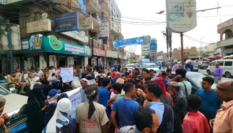 احتجاجات غاضبة في تعز تطالب بتوفير الخدمات الأساسية وخفض الأسعار