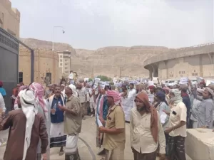 اخبار المناطق – معلمو حضرموت ينظمون اعتصامًا للمدعاة بتحسين ظروفهم المعيشية