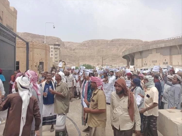 معلمو حضرموت ينظمون وقفة احتجاجية للمطالبة بتحسين أوضاعهم المعيشية