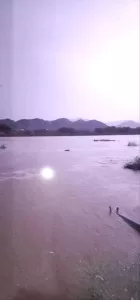 اخبار المناطق – هطول أمطار غزيرة وفيضانات شديدة تؤثر على منطقة خورة في شبوة