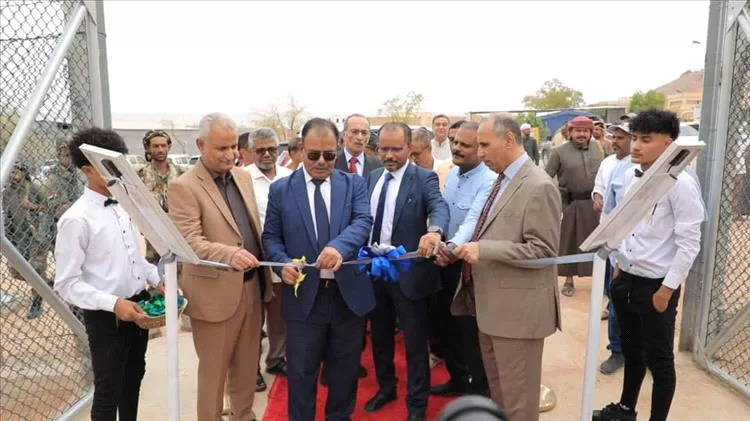 وكيل محافظة حضرموت لشؤون مديريات الوادي والصحراء يدشن العمل في مشروع الطاقة الشمسية لحقل جثمة بمدينة سيئون