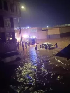 اخبار عدن – أمطار رعدية تسقط على عدن القديمة وتؤدي إلى غرق العديد من الشوارع