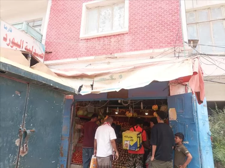 مكتب الصناعة والتجارة والاتحاد المدني يحرران 10 مخالفات ويغلقان عددًا من المحال التجارية في عدن