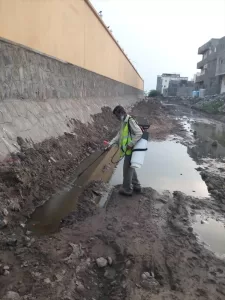 اخبار عدن – إدارة صحة البيئة في صيرة تواصل جهودها في الرش الضبابي والرذاذي في أحياء المنطقة