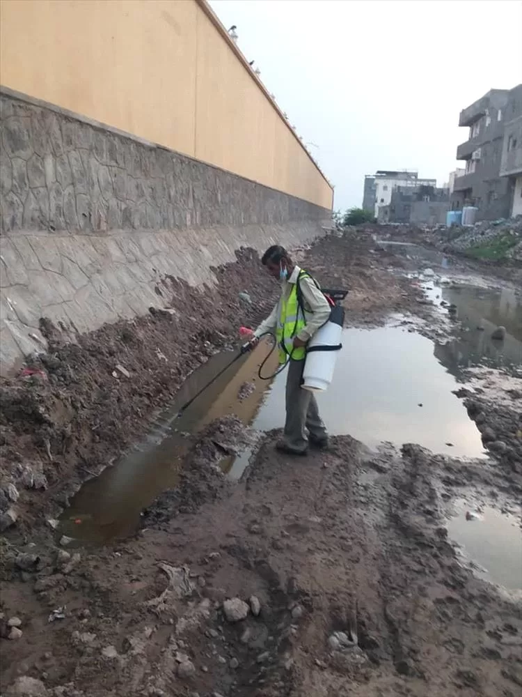 قسم صحة البيئة في صيرة يواصل حملة الرش الضبابي والرذاذي في أحياء المديرية