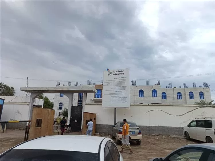 توقف عمل مقر جوازات خور مكسر منذ أيام بسبب خلاف حول طاقم الحراسة