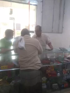 اخبار عدن – استمرار تكثيف حملات الرقابة في دار سعد وإلزام المحلات التجارية بعرض الأسعار بشكل واضح