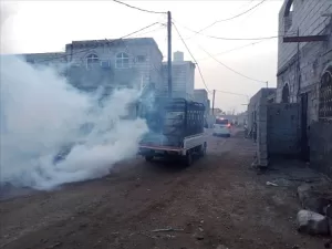 اخبار عدن – استمرار حملات الرش الضبابي ومكافحة البعوض في منطقة البريقة