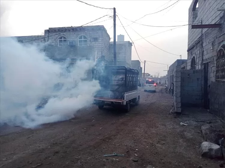 تواصل حملات الرش الضبابي ومكافحة البعوض في مديرية البريقة