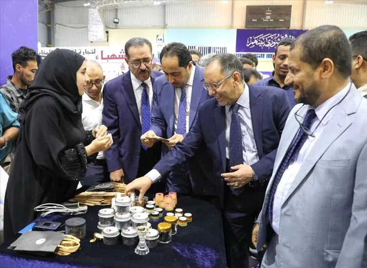 الاشول والبكري يفتتحان معرض نادي رجال الأعمال في عدن